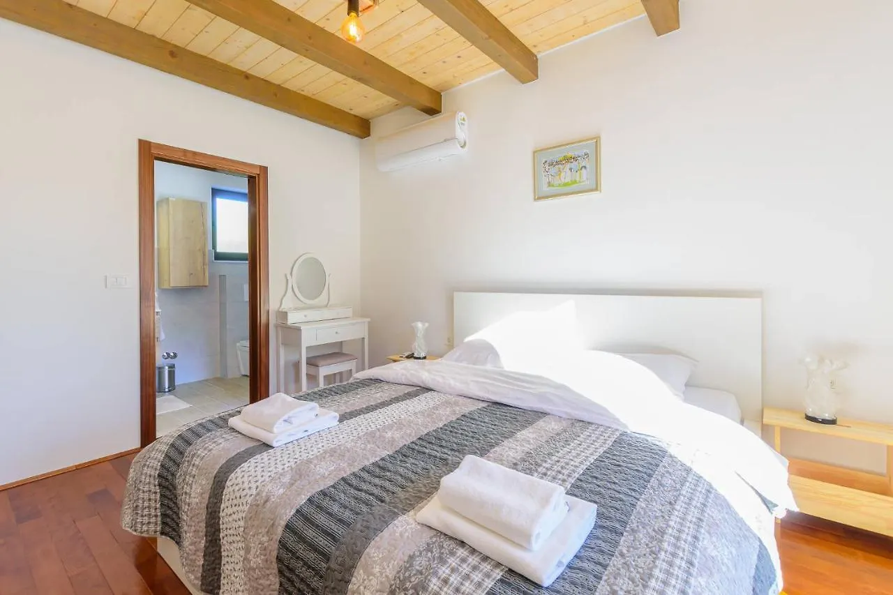 Villa David - Luxurious Secluded Villa With A Heated Pool Butkovici