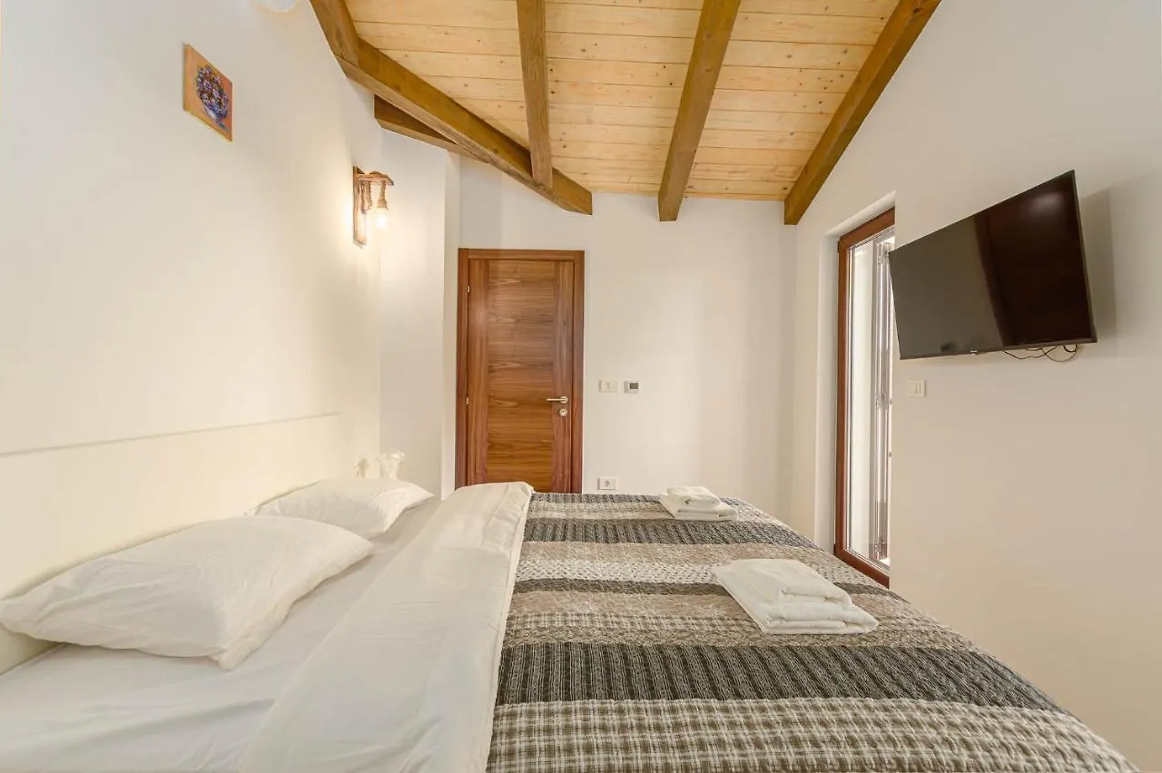 Villa David - Luxurious Secluded Villa With A Heated Pool Butkovici